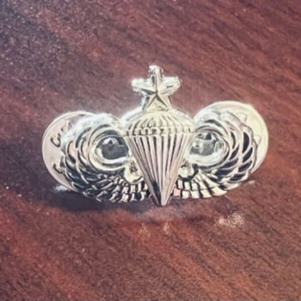 Senior Parachutist Lapel Pin Thumbnail
